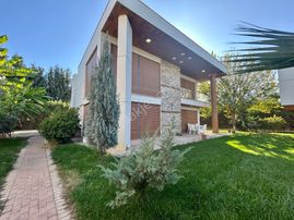 Modern Mimarili Havuzlu Sitede 4+1 Müstakil Villa