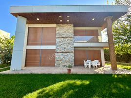 Modern Mimarili Havuzlu Sitede 4+1 Müstakil Villa