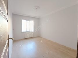 Van Yapı Emlak'tan Burak Apartmanı'nda Kiralık 3+1 Daire