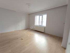 Van Yapı Emlak'tan Burak Apartmanı'nda Kiralık 3+1 Daire