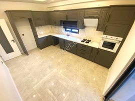 Kadıköy'de Aygül'den Nezih Site İçi Ara Kat Ön Cephe Giyinme Odalı Güvenlikli 3+1 Satılık Lüks Daire