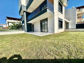 ꧁akçay Ay Emlak'tan꧂öğretmenle Geniş Teras Ve Kapalı Verandalı Satılık 3+1 Villa