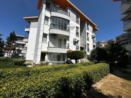 Kuşadası Marinaya 5 Dakika Yürüme Mesafesinde Geniş Teraslı