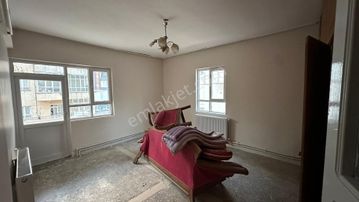 Deniz Gayrimenkul’den Yenişehir Bankalar Caddesi Arkasında Kiralık Doğalgazlı Bakımlı Ara Kat Daire