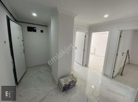 Eray Emlak'tan Yüksek Giriş Balkonlu 2+1 80m2 Meydan Konumlu