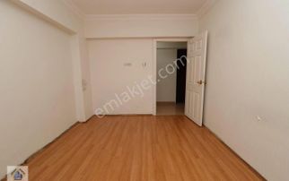 Etimesgut Atakent ’de Tren İstasyonu Yakını 3+1 Daire.