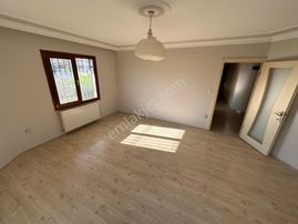 Ayvalık 150 Evler'de Müstakil Tadında 3+1 Ebeveyn Banyolu Giriş Kat Ön Cephe Satılık Daire