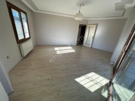 Ayvalık 150 Evler'de Müstakil Tadında 3+1 Ebeveyn Banyolu Giriş Kat Ön Cephe Satılık Daire