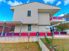 Kuşadasında Büyük Avm Bölgesinde 3+1 Bahçeli Villa