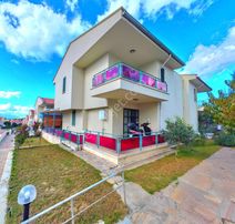 Kuşadasında Büyük Avm Bölgesinde 3+1 Bahçeli Villa