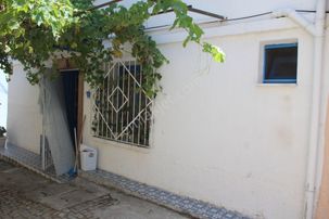 Ayvada'dan Ayvalık Merkez'de Köşe Konumlu 2 Katlı 3+1 Taş Rum Evi