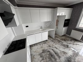 İncirli'de Genç Bina'da Orta Kat 4+1 Önü Açık Asansörlü 2 Banyo