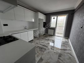 İncirli'de Genç Bina'da Orta Kat 4+1 Önü Açık Asansörlü 2 Banyo