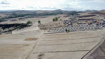 *peçenek Te Yol Kenarı Bahçelerin İçinde 1.300 Metre H.tapulu