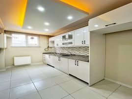 Esenyurt Güzelyurt Mahallesinde Metrobüse Yakın Geniş Bahçeli 2+1 Daire