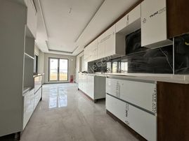 Pursaklar Mehmet Zengin Emlak'tan Otoparklı Çift Banyolu 1.kat 4+1 Lüks Sitede Daire