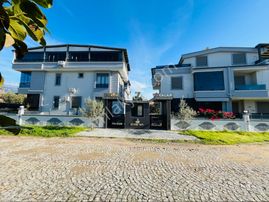 Güre Çamlıbel Sahil Bölgesinde 6+1 Ultra Lüx Bahçeli Denize Yakın Satılık Büyük Villa