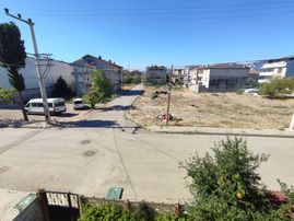 Tarcanlar'dan Körfez Güney Mah. Üçkatlı Bina Ara Kat Satılık.