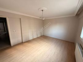 Manisa Alaşehir Alper Gayrimenkulden İstasyon Mah. Cadde Üzeri 170m2 Ara Kat 3+1