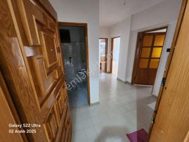 Bahçelievler'de Satılık 2+1 Daire Ara Katta Ön Cephe Otoparklı Merkezi