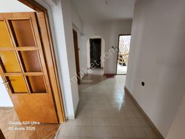 Bahçelievler'de Satılık 2+1 Daire Ara Katta Ön Cephe Otoparklı Merkezi