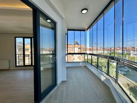 ꧁ay Emlak'tan꧂akçay'da Denize 500 Mt Kapalı Balkonlu Ayrı Mutfak Asansörlü Lüx Satılık 2+1 Daire