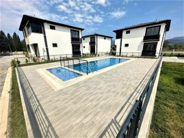 Aygülden Edremit'de Site İçi Ayrı Mutfak Ebeveyn Banyolu Havuzlu 4+1 Bağımsız Satılık Müstakil Villa