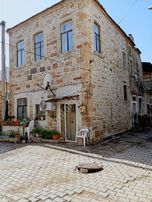 Yeni Foçada Satılık Tarihi Taş Rum Evi Denize Yürüme Mesafesinde