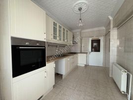 Ufuk Kılıç Emlak'tan Hastane Yakını Site İçi Ara Kat Masrafsız 3+1