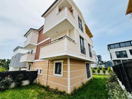 Kartallar'dan Deniz Tarafında Büyük Teraslı Ve Bahçeli Yazlık.