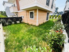 Kartallar'dan Deniz Tarafında Büyük Teraslı Ve Bahçeli Yazlık.