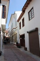 Doğa Gayrimenkul'den Ege Denizi Kıyısı Kuşadasının Merkezinde Kale Çarşısında Satılık 3 Katlı Bina