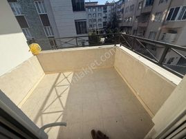 Uzaydan Yeditepede Deniz Semt Pazarı Yanında Geniş Daire