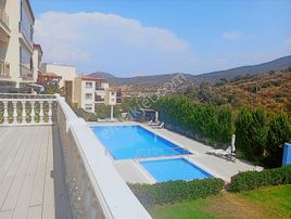 Yenifoça Havuzlu Sitede Bahçe Katı Doğa Manzaralı Satılık Daire