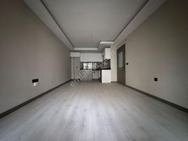 Çiçekli Mahallesinde Cadde Üzerinde 2+1 Katta Yeni Binada Daire