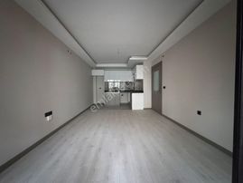 Çiçekli Mahallesinde Cadde Üzerinde 2+1 Katta Yeni Binada Daire