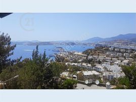 Kumbahçe'de Satılık, Kale Ve Deniz Manzaralı, Havuzlu Villa.