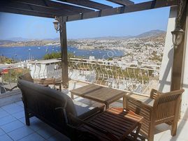 Kumbahçe'de Satılık, Kale Ve Deniz Manzaralı, Havuzlu Villa.