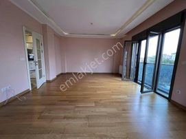 Boş... Atatürk Caddesinde 6 Yıllık Balkon Ebeveyn Banyo İskanlı 125 M2 3+1 Kombili