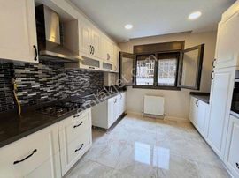 Boş... Atatürk Caddesinde 6 Yıllık Balkon Ebeveyn Banyo İskanlı 125 M2 3+1 Kombili