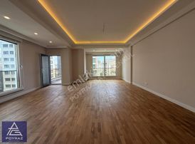 Poyraz'dan Caddebostan Sahilde Kısmi Deniz Manzarlı Balkonlu 3+1