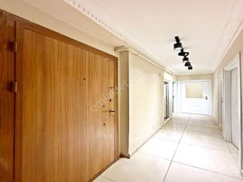 Meydana Yakın 3+1 Düz Giriş Ayarında İskanlı Krediye Uygun Daire