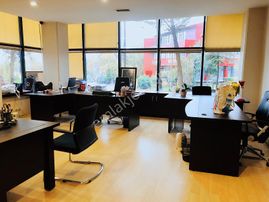 Remax Leon Buttim İş Merkezinde E Blok Giriş Kat Camlı Mağaza