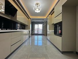 Pursaklar Mehmet Zengin Emlak'tan Teras Balkonlu Çift Banyolu 5.kat 4+1 Ultra Lüks Sitede