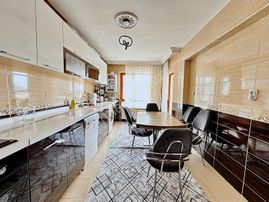 Şentürk Gayrimenkul'den**3.kat Çift Balkonlu Geniş Daire**