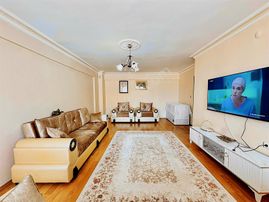 Şentürk Gayrimenkul'den**3.kat Çift Balkonlu Geniş Daire**