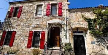 Foça Merkezde Tescıllı Tarıhı Taş Ev ;butık Konsept,özgün Mımarı