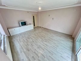 Akçay Sezgin Emlaktan Merkezde Ön Cephe Genç Binada 3+1 Lüxdaire