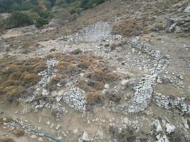 İmroz Emlak'tan Rihya Mevkii'de Damlı Arazi Ve Bahçesi