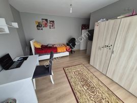 Büşra Gayrimenkulden Nezih Sitede Satılık Daire 3+1 Kat 3 Giyinme Odalı 150m2